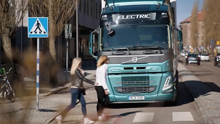 volvo-trucks-safety-features-logging-on.jpg