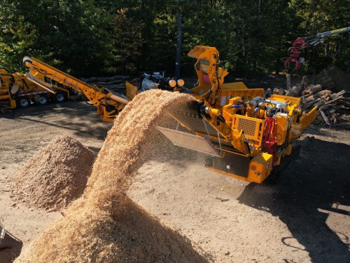 cbi-5900t-horizontal-grinder-logging-on.jpg