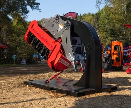 quadco-m52_mulcher-logging-on.jpg