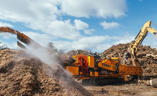 cbi-5900t-horizontal-grinder-logging-on.jpg