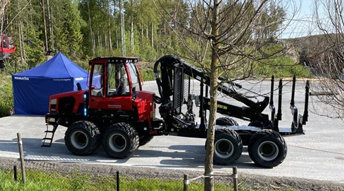 komatsu-hybrid-electric-forwarder-logging-on.jpg