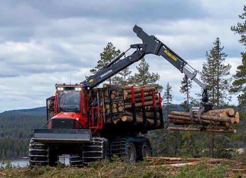 komatsu_898_25t_forwarder-logging-on.jpg