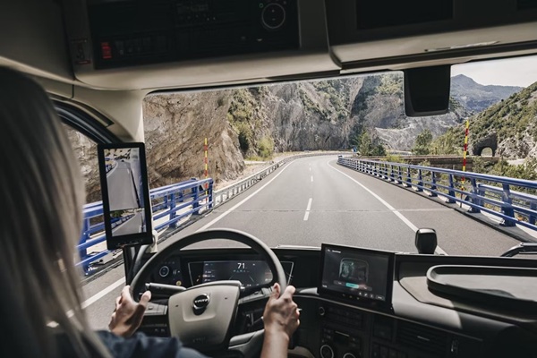 volvo-trucks-dynamic-steering-loggingon.jpg